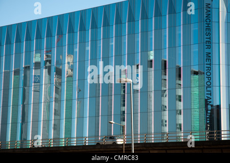 Ouvert en 2012, le Manchester Metropolitan University Business School (MMUBS) s'appuyant sur le campus Tous les Saints. Banque D'Images