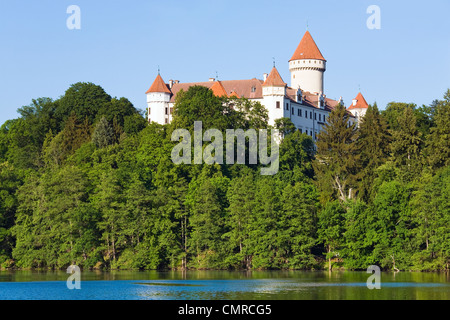 Château de Konopiste médiévale historique en République Tchèque (Bohême centrale, près de Prague, ) et d'été près de l'étang Banque D'Images