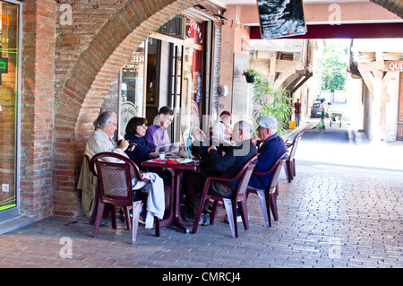 Diners à un plat du jour midi à Lisle sur Tarn, France. Des personnes non identifiées. Lieu public. Usage éditorial. Banque D'Images