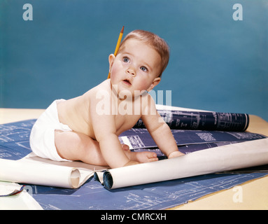 1960 Architecte bébé assis parmi les bleus Banque D'Images