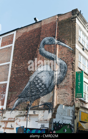 Image de l'oiseau par l'artiste de rue Roa dans Hanbury Street, à côté de Brick Lane, Londres, Angleterre. Banque D'Images