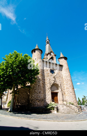 Pierre médiévale Eglise Saint-Martin à Naucelle, Midi-Pyrenees, France sur une journée chaude et ensoleillée avec un ciel bleu intense. Banque D'Images