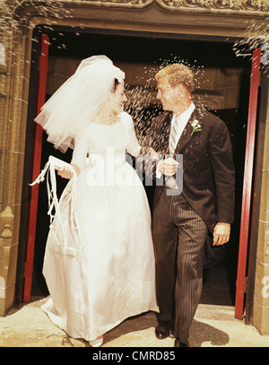 1960 Église MARIÉE MARIÉ LAISSER JETER LE RIZ Banque D'Images