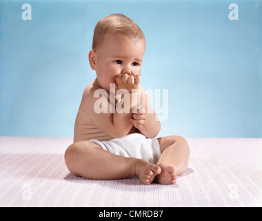 1960 baby-sitting inquiétant graves portant couche en tissu Banque D'Images