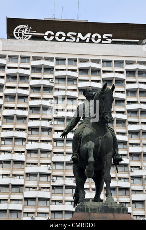 Grigory Kotovsky statue en face de l'hôtel Cosmos, Chisinau, Moldova - Mars 2012 Banque D'Images