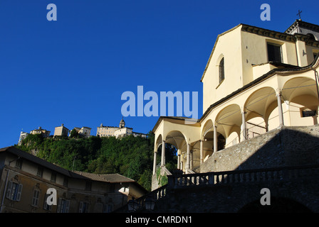 Église Saint Gaudenzio contre ciel bleu, montagne sacrée sanctuaire sur le fond, Varallo Sesia, Piémont, Italie Banque D'Images