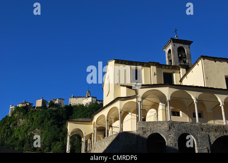 Église Saint Gaudenzio contre ciel bleu, montagne sacrée sanctuaire sur le fond, Varallo Sesia, Piémont, Italie Banque D'Images