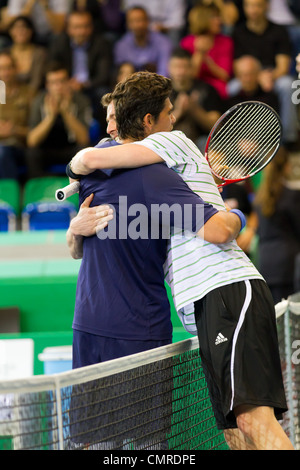 Mark Philippoussis (l.) et Marat Safin hug après la 3ème place match à BNP Paribas Open Champions Tour à Zurich, SUI Banque D'Images