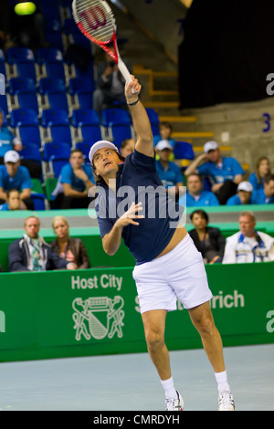 Henri Leconte joue au tennis en double final du BNP Paribas Open Champions Tour aganinst Tim Henman à Zurich, SUI Banque D'Images