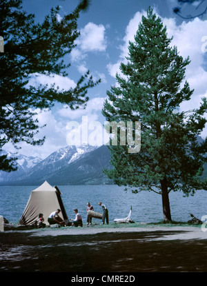 1950 FAMILLE JACKSON LAKE PARC NATIONAL DE GRAND TETON WYOMING LAKE TENTE Banque D'Images