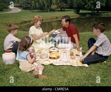 1960 La famille de la mère père FILLE ET DEUX FILS PIQUE-NIQUE EN PLEIN AIR PARC Banque D'Images