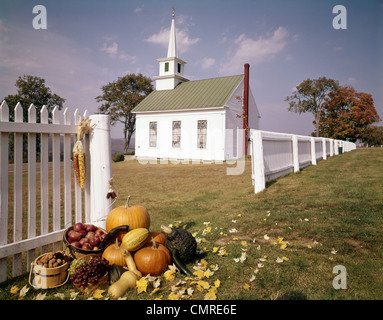 1960 Eglise méthodiste MONROE MICHIGAN STEEPLE AUTOMNE AUTOMNE CITROUILLES CALEBASSES CLÔTURE BLANCHE Banque D'Images