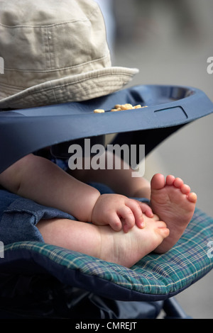 Dans la poussette bébé garçon Banque D'Images