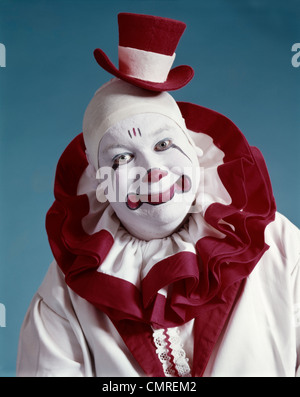 1970 Portrait de clown de cirque EN COSTUME ROUGE ET BLANC, LOOKING AT CAMERA Banque D'Images