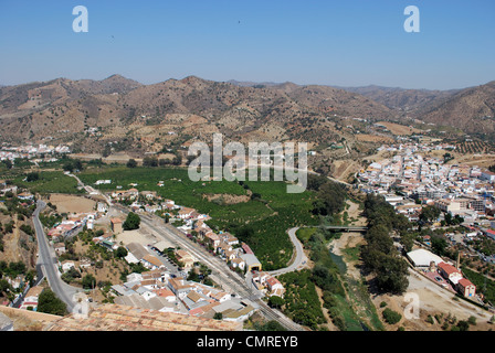 La gare ferroviaire et la campagne vu du château, alora, la province de Malaga, Andalousie, Espagne, Europe de l'ouest. Banque D'Images