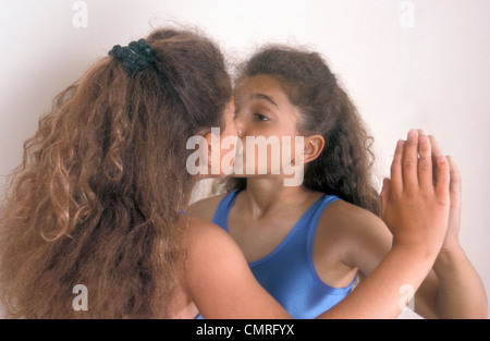Pretty girl kissing elle-même dans le miroir Banque D'Images