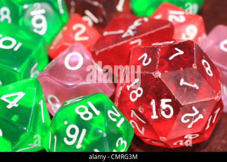 Dés de couleur battues tombait sur une table Banque D'Images