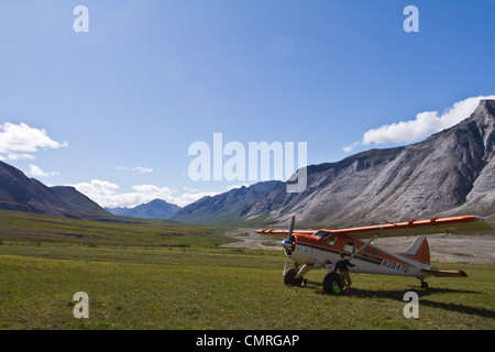 Un DeHaviland Beaver administré par Coyote Air stationnée sur la toundra arctique portes du Parc National, AK, États-Unis d'Amérique. Banque D'Images