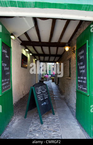 Les rues et boutiques de Kirkby Lonsdale, marché de la ville historique de Lake District et des Yorkshire Dales, UK Banque D'Images