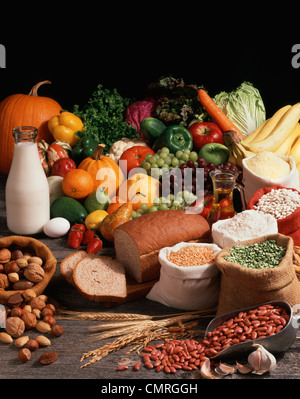 Années 1990 lacto-ovo-végétarien groupes alimentaires Lait Oeufs Céréales Légumineuses HARICOTS NOIX FRUITS ET LÉGUMES NUTRITION PAIN Banque D'Images