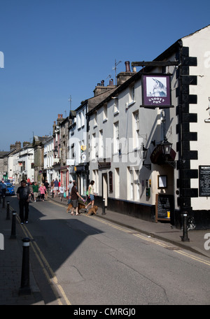 Les bâtiments, l'architecture, les rues et boutiques à Kirkby Lonsdale, marché de la ville historique, ancienne colonie entre Lake District et des Yorkshire Dales, UK Banque D'Images