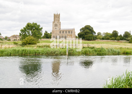 L'église et la rivière Fotheringhay Nene, Northamptonshire Banque D'Images