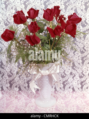 1970 NATURE MORTE BOUQUET DE ROSES ROUGES, GYPSOPHILE DANS VASE BLANC SUR BLANC Banque D'Images