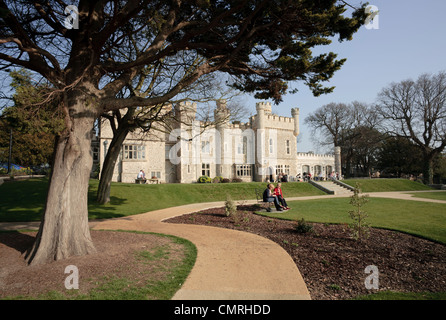 Parc public et le parc dans une ville balnéaire populaire Kent une fois une maison privée appelée Tours Tankerton maintenant appelé un château Banque D'Images