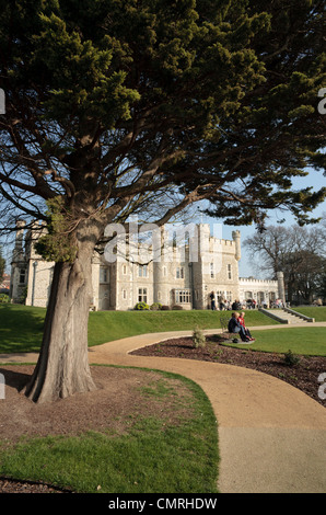 Parc public et le parc dans une ville balnéaire populaire Kent une fois une maison privée appelée Tours Tankerton maintenant appelé un château Banque D'Images