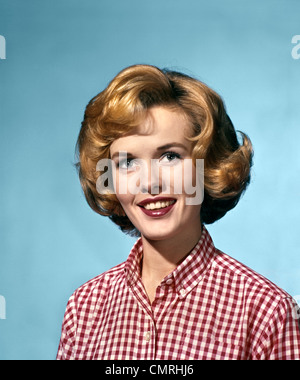 1960 PORTRAIT SMILING BLONDE femme portant un chemisier à carreaux rouge blanc Banque D'Images