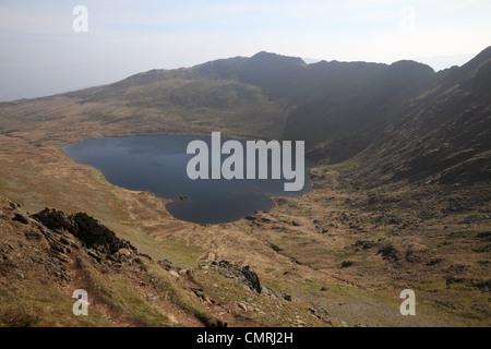 Avis de Red Tarn et marcher à Edge de Swirral Edge, Helvellyn, Cumbria, England, UK NW Banque D'Images