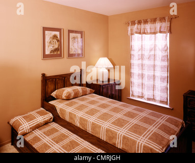 1970 LIT LITS JUMEAUX DANS UNE CHAMBRE décorée avec des couleurs beige et marron Banque D'Images