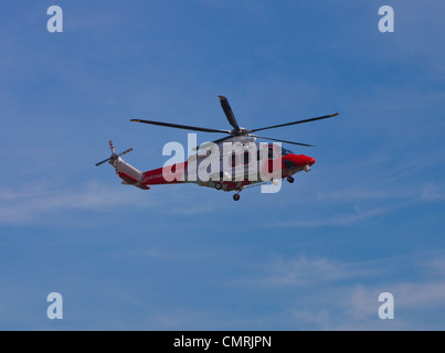 Garde-côtes Augusta Westland Helicopter Portland le long de la plage de Bournemouth dans un temps chaud Mars 2012 Banque D'Images