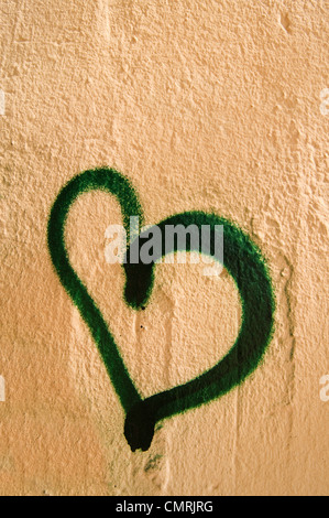 Graffiti en forme de cœur sur un mur de la rue Banque D'Images