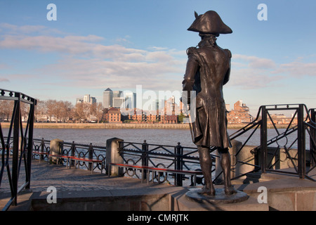 Statue de l'Amiral Lord Nelson donnant sur la Tamise et Canary Wharf, London Banque D'Images