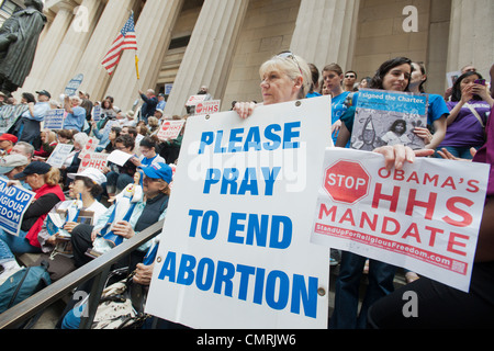 Les membres de divers groupes pro-vie religieuse manifestation à New York contre l'application de : Banque D'Images