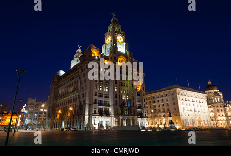 Liverpool's iconic Liver Building at night shot de Pier Head à NORD/EST. Administré par le Groupe d'assurance Royal Liver. Banque D'Images