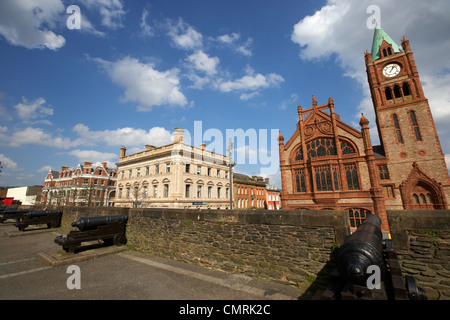 Les murs et le Guildhall Derrys Derry City county Londonderry en Irlande du Nord au Royaume-Uni. Banque D'Images