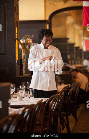 African American waitress in restaurant verre vin contrôle Banque D'Images