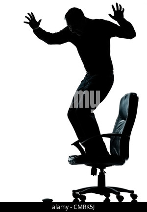 Un homme d'affaires caucasiennes peur des souris d'ordinateur en pleine longueur silhouette studio isolé sur fond blanc Banque D'Images