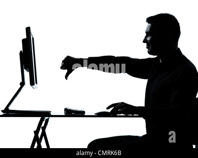 Un homme d'affaires caucasiennes informatique ordinateur pouce vers le bas déplut silhouette en studio isolé sur fond blanc Banque D'Images