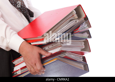 Man holding pile de pile de dossiers avec de vieux documents et factures. Isolé sur fond blanc Banque D'Images