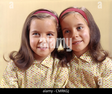 1970 1970 soeurs jumelles SOURIRE POLKA DOT Banque D'Images