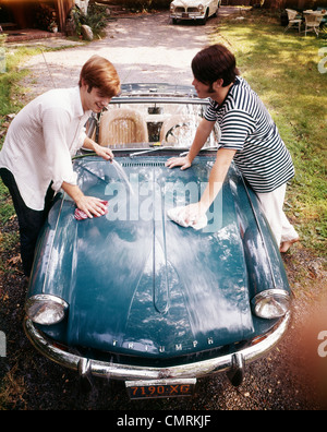 Années 70, deux adolescents lave voiture sport décapotable TRIUMPH Banque D'Images