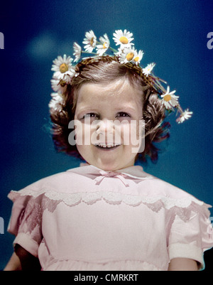 Années 1940 Années 1950 PORTRAIT SMILING GIRL CHEVEUX FLEURS DE LA COURONNE D'USURE Banque D'Images