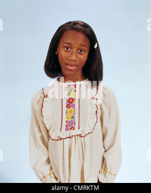 1970 1970 RETRO PORTRAIT OF AFRICAN AMERICAN GIRL WEARING BLOUSE PAYSANNE brodé Banque D'Images