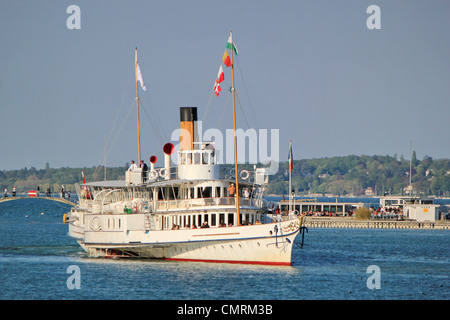 Célèbre old white à vapeur sur le lac de Genève par le coucher du soleil, la Suisse. Banque D'Images