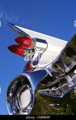 CLOSE UP D'AILERONS ET DE FEUX ARRIÈRE SUR VOITURE CLASSIQUE Banque D'Images