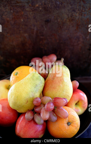 Les poires fraîches, les oranges, les pommes et les raisins Banque D'Images