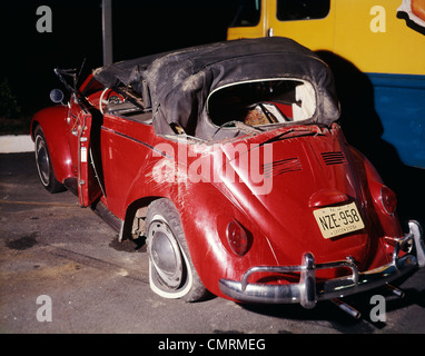 1960 1960 Volkswagen Beetle décapotable rouge BUG VOITURE ÉPAVE NAUFRAGE COLLISION DOMMAGES RUINE ACCIDENT AUTOMOBILE RETRO Banque D'Images